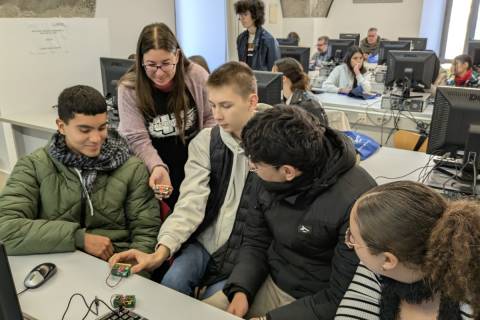 Paqui Rosique junto a algunos de los estudiantes que programaron el &#39;tamagotchi&#39;.